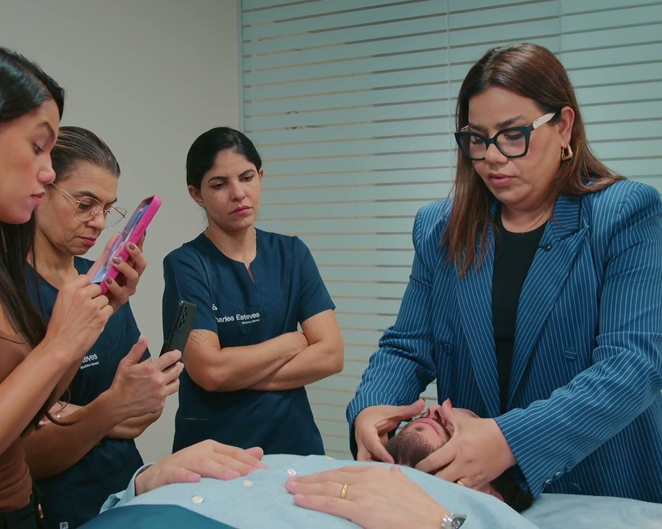 Dayane Mafra em atendimento real, demonstrando a técnica para a equipe da clínica