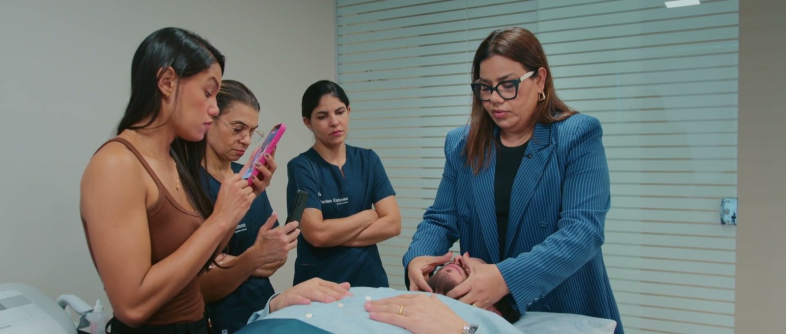 Dayane Mafra conduzindo prática com a equipe de uma clínica durante a imersão